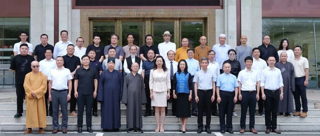 跟党走 谱新篇全市民族宗教界代表人士学习贯彻党的二十届三中全会精神座谈会暨宗教工作专题培训班顺利举办为推动全市民族宗教界深入学习贯彻党的二十届三中全会精神，推进我国宗教中国化行稳致远，7月25日-26日，由深圳市委统战部主办、中国（深圳）国-跟党走 谱新篇——全市民族宗教界代表人士学习贯彻党的二十届三中全会精神座谈会暨宗教工作专题培训班顺利举办